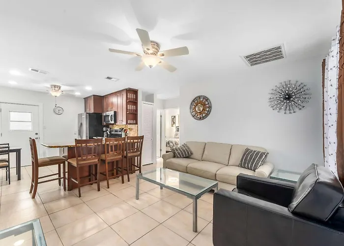 3 Min Walk To Private Triplex Retreat *