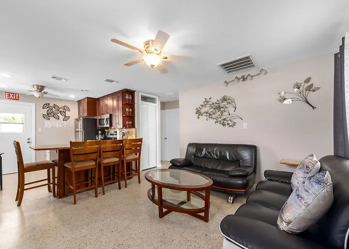 3 Min Walk To Private Triplex Retreat *